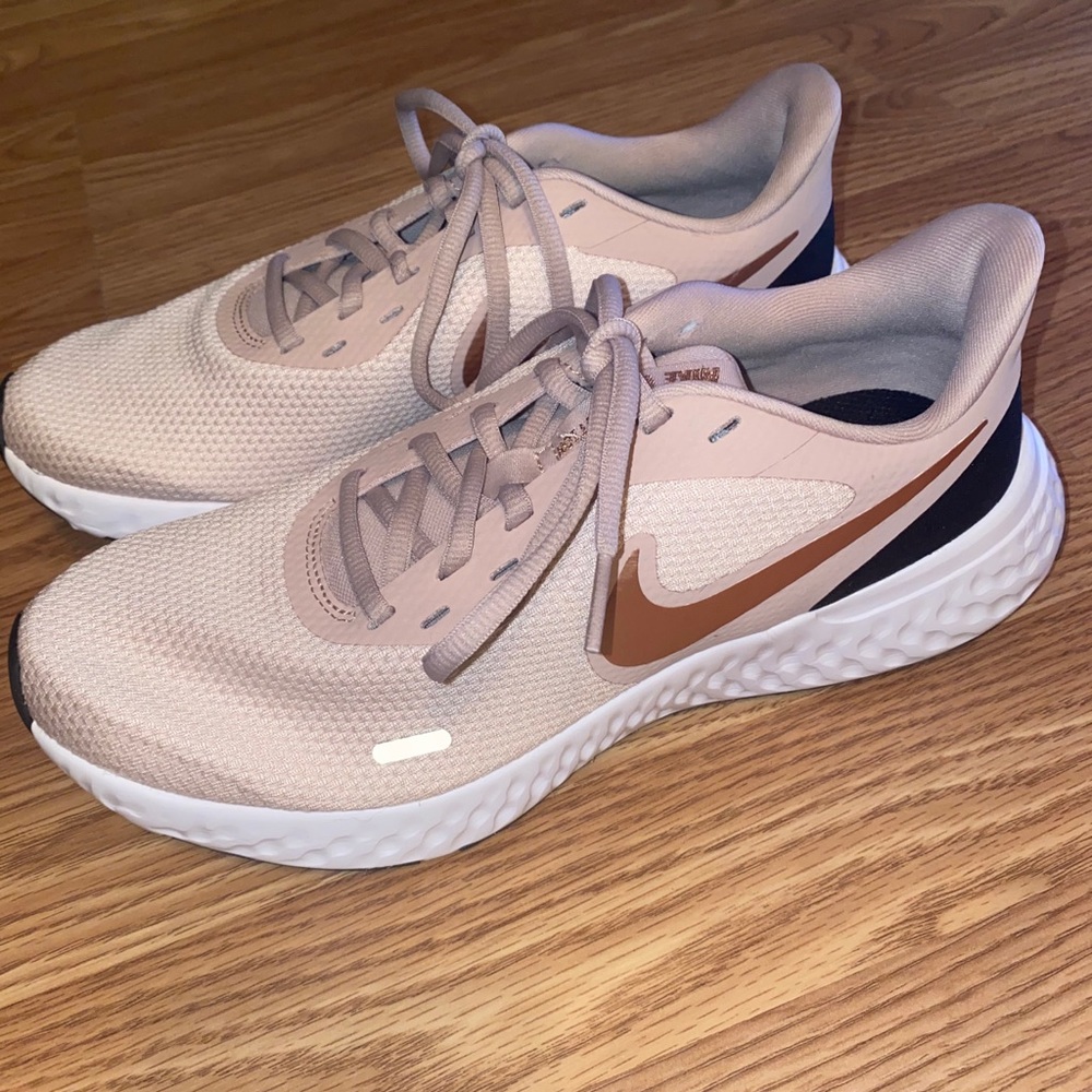Nike revolution 5 tennis shoes